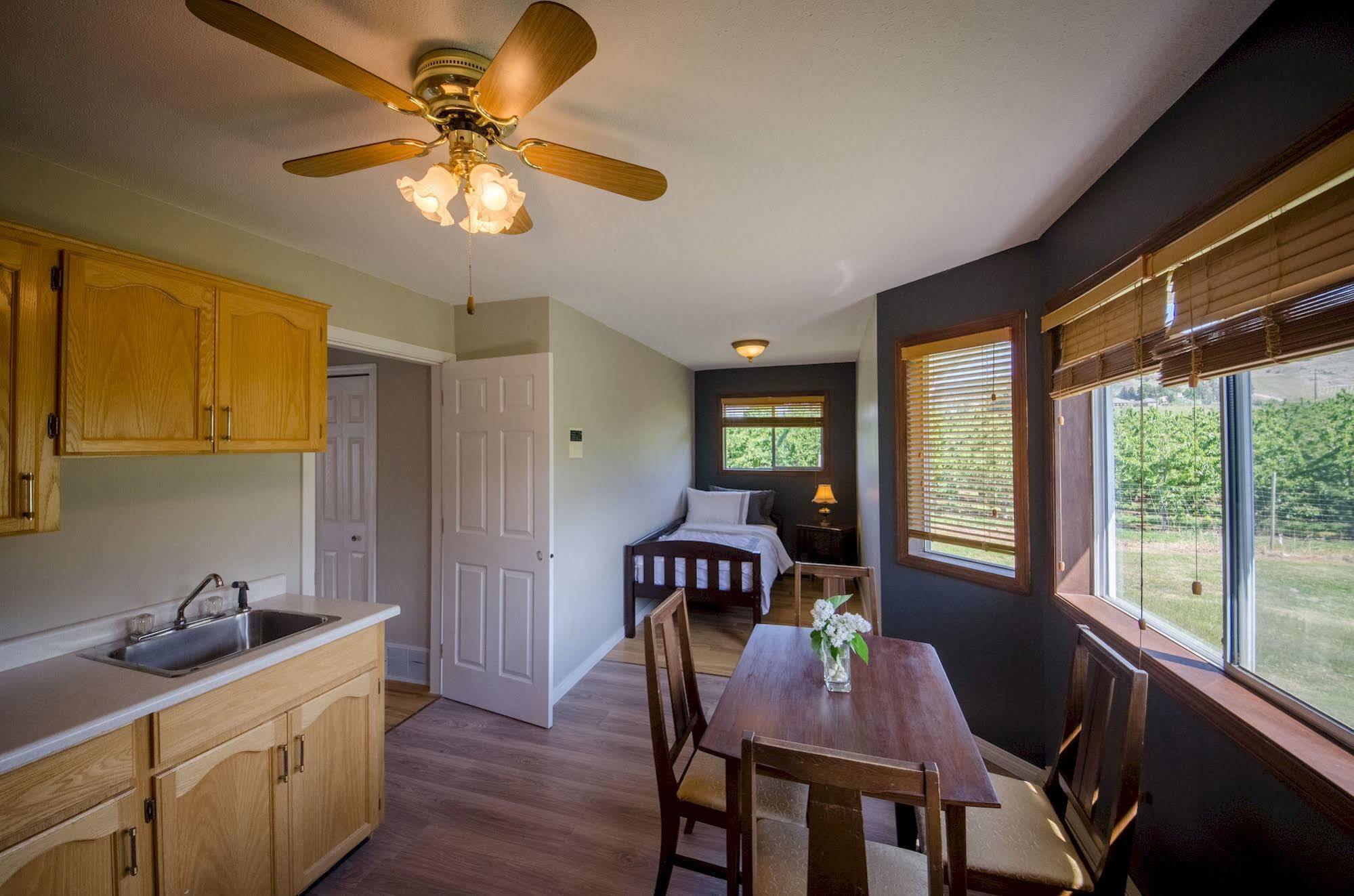 Ok Whistle Stop Bed & Breakfast 彭蒂克顿 外观 照片
